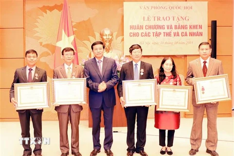 Đồng chí Nguyễn Hạnh Phúc,Tổng Thư ký, Chủ nhiệm Văn phòng Quốc hội trao Huân chương Lao động các hạng cho các tập thể, cá nhân. (Ảnh: Trọng Đức/TTXVN)