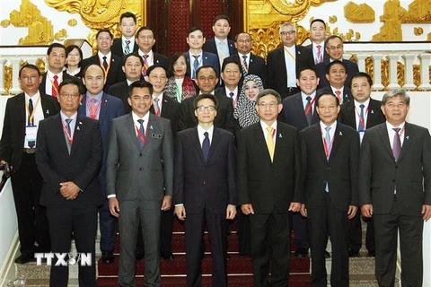 Phó Thủ tướng Vũ Đức Đam với các đại biểu dự Hội nghị cấp Bộ trưởng ASEAN lần thứ 6. (Ảnh: Nguyễn Dân/TTXVN)