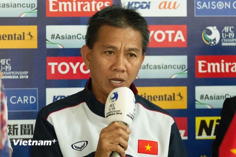 Huấn luyện viên Hoàng Anh Tuấn phát biểu tại cuộc họp báo trưa 18/10. (Ảnh: Hải Ngọc/Vietnam+)