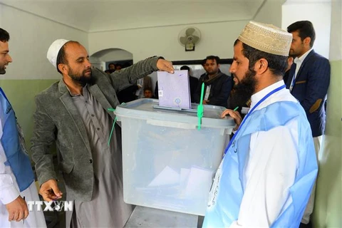 Cử tri Afghanistan bỏ phiếu tại điểm bầu cử ở tỉnh Herat, Afghanistan ngày 20/10. (Ảnh: AFP/ TTXVN)