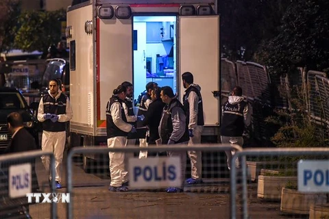 Nhân viên pháp y Thổ Nhĩ Kỳ điều tra về vụ mất tích bí ẩn của nhà báo Jamal Khashoggi tại lãnh sự quán Saudi Arabia ở Istanbul ngày 15/10. (Ảnh: AFP/ TTXVN)