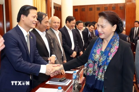 Chủ tịch Quốc hội Nguyễn Thị Kim Ngân với các đồng chí Ban Thường vụ Tỉnh ủy và lãnh đạo chủ chốt tỉnh Bắc Ninh. (Ảnh: Trọng Đức/TTXVN)