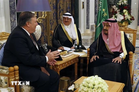 Quốc vương Saudi Arabia Salman (phải) và Ngoại trưởng Mỹ Mike Pompeo trong cuộc gặp tại Riyadh ngày 16/10/2018. (Ảnh: AFP/TTXVN)