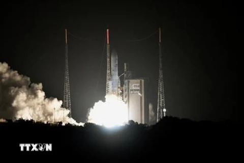 Tên lửa đẩy Ariane 5 mang theo hai tàu thăm dò tự hành của châu Âu và Nhật Bản rời bệ phóng tại trung tâm vũ trụ Kourou ở Guiana thuộc Pháp ngày 19/10/2018. (Ảnh: Kyodo/TTXVN)