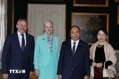Thủ tướng Nguyễn Xuân Phúc và Phu nhân chụp ảnh chung với Nữ hoàng Đan Mạch Margrethe II và Bộ trưởng Ngoại giao Anders Samuelsen. (Ảnh: Thống Nhất/TTXVN)