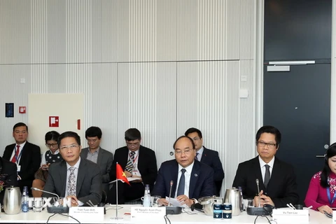 Thủ tướng Nguyễn Xuân Phúc (giữa) cùng các thành viên Đoàn cấp cao Việt Nam dự Tọa đàm Doanh nghiệp Việt Nam-Đan Mạch. (Ảnh: Thống Nhất/TTXVN)