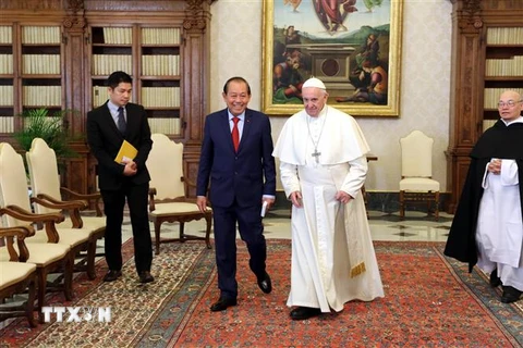 Phó Thủ tướng thường trực Trương Hòa Bình và Giáo hoàng Francis. (Ảnh: Ngự Bình/TTXVN)