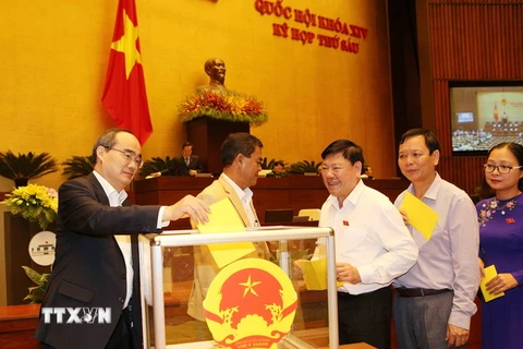 Các đại biểu Quốc hội bỏ phiếu bầu Chủ tịch nước. (Ảnh: Dương Giang/TXVN)