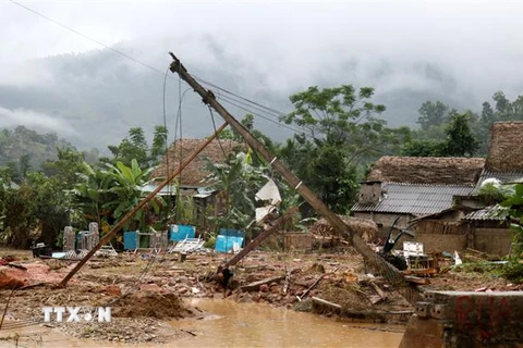 Người dân xã Nghĩa Đô, huyện Bảo Yên, Lào Cai khắc phục nhà cửa sau mưa lũ. (Ảnh: Quốc Khánh/TTXVN)