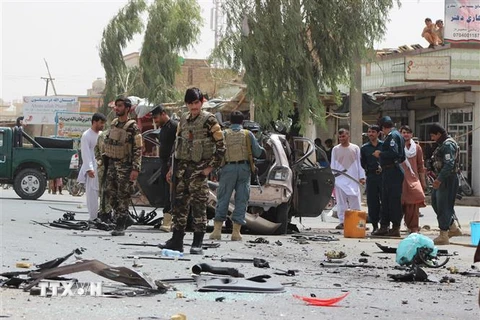 Lực lượng an ninh Afghanistan điều tra tại hiện trường một vụ đánh bom ở Lashkar Gah, tỉnh Helmand ngày 13/9. (Nguồn: THX/ TTXVN)