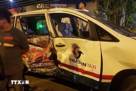 Chiếc xe taxi bị hư hỏng sau vụ tai nạn. (Ảnh: TTXVN phát)