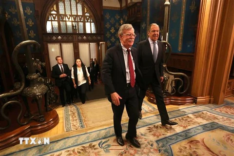 Cố vấn An ninh quốc gia Mỹ John Bolton (trái) và Ngoại trưởng Nga Sergei Lavrov trong cuộc gặp tại Moskva (Nga), ngày 22/10. (Ảnh: AFP/ TTXVN)