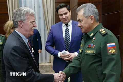 Bộ trưởng Quốc phòng Nga Sergei Shoigu (phải) trong cuộc gặp Cố vấn An ninh quốc gia Mỹ John Bolton (trái) tại Moskva (Nga) ngày 23/10. (Ảnh: AFP/ TTXVN)