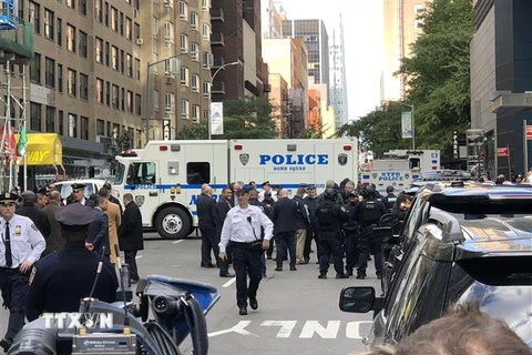 Cảnh sát Mỹ phong tỏa khu vực quanh tòa nhà Time Warner ở New York sau khi phát hiện gói bưu kiện có chứa chất nổ được gửi đến trụ sở Hãng tin CNN đặt trong tòa nhà này, ngày 24/10/2018. (Nguồn: AFP/ TTXVN)