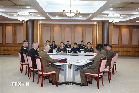 Phái đoàn Hàn Quốc, Triều Tiên và Bộ tư lệnh LHQ tại cuộc hội đàm ba bên về việc giải trừ vũ khí và rút binh sỹ khỏi khu vực JSA, ở làng đình chiến Panmunjom ngày 22/10. (Ảnh: THX/TTXVN)
