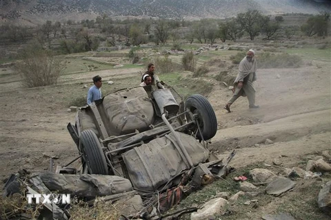 Hiện trường vụ đánh bom ở Nangarhar, Afghanistan ngày 21/10. (Ảnh: THX/TTXVN)