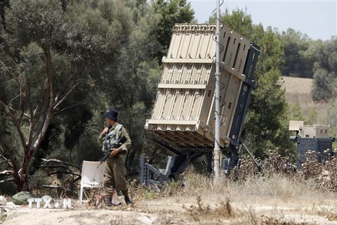 Hệ thống phòng thủ tên lửa Vòm Sắt của quân đội Israel được triển khai tại khu vực biên giới giáp Dải Gaza ngày 29/5. (Ảnh: AFP/TTXVN)