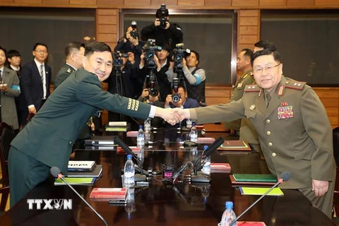 Thiếu tướng Kim Do Gyun (trái), đại diện phái đoàn Hàn Quốc và Trung tướng An Ik San (phải), đại diện phái đoàn Triều Tiên, tại cuộc hội đàm quân sự ở tòa nhà Tongilgak của Triều Tiên, bên trong làng đình chiến Panmunjom, ngày 26/10/2018. (Ảnh: Yonhap/ TT