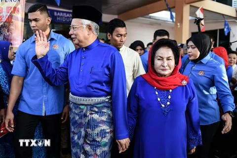 Ông Najib Razak (giữa) và vợ Rosmah Mansor (phải) tham dự một sự kiện ở Pekan, Malaysia, ngày 28/4/2018. (Ảnh: AFp/TTXVN)