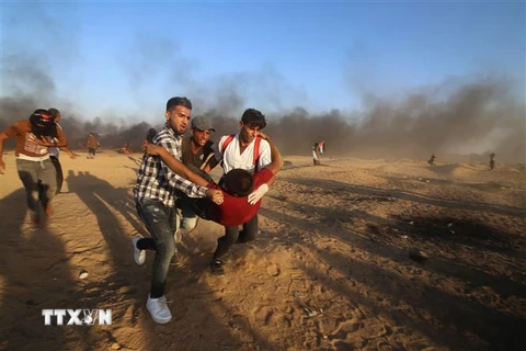 Chuyển người biểu tình Palestine bị thương trong cuộc xung đột với binh lính Israel tại khu vực biên giới Dải Gaza-Israel ngày 21/9. (Ảnh: THX/TTXVN)