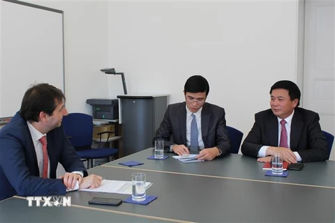 Bí thư Trung ương Đảng Nguyễn Xuân Thắng làm việc với ông André Simonazzi, Phó Chủ nhiệm Văn phòng Liên bang Thụy Sĩ. (Ảnh: Hoàng Hoa/TTXVN)
