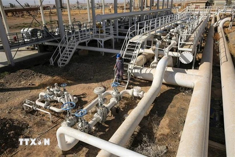 Nhân viên Iraq kiểm tra đường ống dẫn dầu ở giếng dầu Bai Hassan, phía tây thành phố Kirkuk ngày 19/10/2017. (Nguồn: AFP/TTXVN)