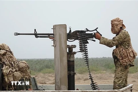 Lực lượng ủng hộ chính phủ Yemen làm nhiệm vụ tại khu vực gần thành phố Al Jah, tỉnh Hodeida ngày 7/6. (Nguồn: AFP/ TTXVN)