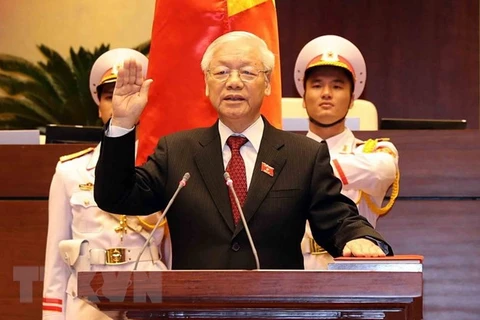 Tổng Bí thư Nguyễn Phú Trọng, Chủ tịch nước CHXHCN Việt Nam nhiệm kỳ 2016-2021 thực hiện nghi thức tuyên thệ nhậm chức trước Quốc hội, đồng bào và cử tri cả nước. (Ảnh: Trí Dũng/TTXVN)