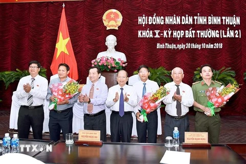 Hội đồng Nhân dân tỉnh chúc mừng các đồng chí được bầu vào Ủy viên Ủy ban Nhân dân tỉnh nhiệm kỳ 2016-2021. (Ảnh: Nguyễn Thanh/TTXVN)