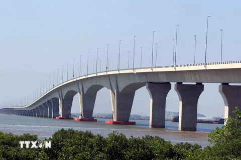 Cầu vượt biển Đình Vũ-Cát Hải là cầu vượt biển dài nhất Việt Nam với bề rộng 29,5m với 4 làn xe (2 làn xe cơ giới và 2 làn xe thô sơ). 