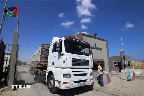Xe chở hàng hóa qua cửa khẩu Kerem Shalom tại thị trấn Rafah, Dải Gaza ngày 10/7. (Ảnh: THX/TTXVN)