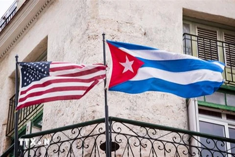 Quốc kỳ Mỹ (trái) và quốc kỳ Cuba. (Ảnh: Biospace/ TTXVN)
