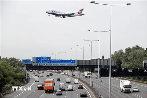 Các phương tiện lưu thông trên một tuyến cao tốc ở London, Anh. (Ảnh: AFP/TTXVN)