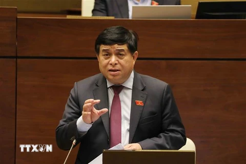 Bộ trưởng Bộ Kế hoạch và Đầu tư Nguyễn Chí Dũng giải trình làm rõ vấn đề Đại biểu Quốc hội nêu. (Ảnh: Phương Hoa/TTXVN)
