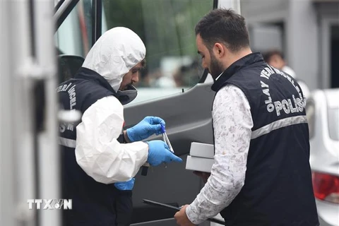 Cảnh sát Thổ Nhĩ Kỳ điều tra tại lãnh sự quán Saudi Arabia ở Istanbul, Thổ Nhĩ Kỳ ngày 17/10/2018. (Ảnh: THX/TTXVN)
