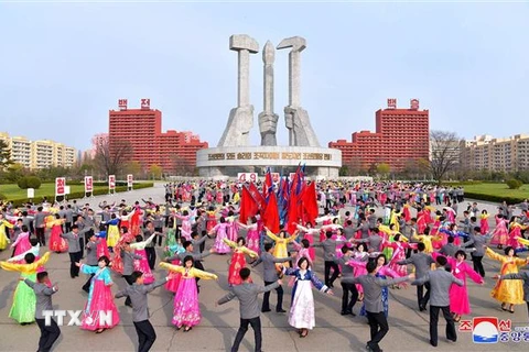 Người dân Triều Tiên múa hát tại một lễ kỷ niệm ở Bình Nhưỡng ngày 9/4. (Nguồn: YONHAP /TTXVN)