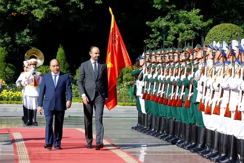Thủ tướng Nguyễn Xuân Phúc và Thủ tướng Pháp Édouard Philippe duyệt Đội danh dự Quân đội nhân dân Việt Nam. (Ảnh: Thống Nhất/TTXVN)
