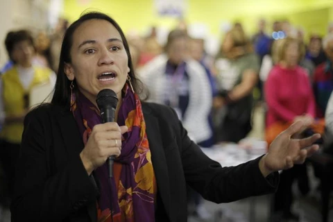 Ứng cử viên đảng Dân chủ Sharice Davids đã trở thành người phụ nữ gốc thổ dân châu Mỹ đầu tiên được bầu vào Quốc hội Mỹ. (Nguồn: AP)
