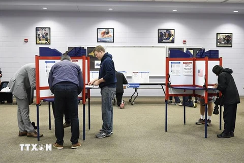 Cử tri bỏ phiếu trong cuộc bầu cử Quốc hội giữa nhiệm kỳ tại Arlington, Virginia, Mỹ ngày 6/11/2018. (Ảnh: THX/ TTXVN)