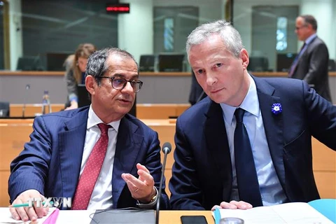 Bộ trưởng Tài chính Italy Giovanni Tria (trái) và Bộ trưởng Tài chính Pháp Bruno Le Maire tại cuộc họp Bộ trưởng Tài chính Eurogroup ở Brussels, Bỉ ngày 5/11/2018. (Ảnh: AFP/ TTXVN)