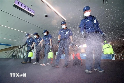 Phun thuốc khử trùng nhằm ngăn sự lây lan của virus MERS tại sân bay Incheon, phía tây thủ đô Seoul, Hàn Quốc ngày 10/9//2018. (Ảnh: Yonhap/ TTXVN)