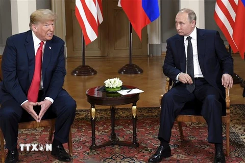 Tổng thống Nga Vladimir Putin (phải) và người đồng cấp Mỹ Donald Trump (trái) tại cuộc gặp ở Helsinki, Phần Lan ngày 16/7. (Ảnh: THX/TTXVN)