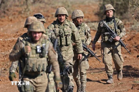 Binh sỹ Thổ Nhĩ Kỳ được triển khai tại khu vực Mount Bersaya, phía bắc thị trấn Azaz ở gần biên giới Syria-Thổ Nhĩ Kỳ ngày 29/1/2018. (Ảnh: AFP/ TTXVN)