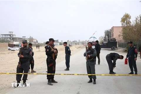 Lực lượng an ninh Afghanistan điều tra tại hiện trường một vụ tấn công ở Kabul ngày 31/10/2018. (Ảnh: THX/ TTXVN)