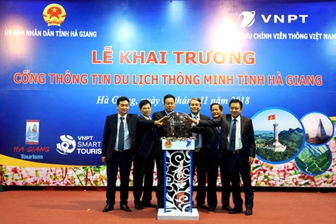 Đại diện lãnh đạo UBND tỉnh Hà Giang và tập đoàn VNPT nhấn nút khai trương Cổng thông tin du lịch thông minh tỉnh Hà Giang.