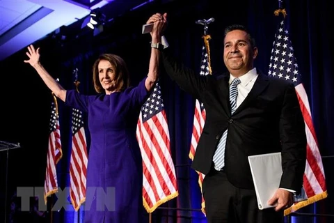 Lãnh đạo Hạ viện Mỹ Nancy Pelosi (trái) và Chủ tịch Ủy ban tranh cử Quốc hội giữa nhiệm kỳ của Đảng Dân chủ Ben Ray Lujan vui mừng sau khi kết quả bầu cử sơ bộ được công bố tại Washington, DC., ngày 7/11/2018. (Ảnh: AFP/ TTXVN)