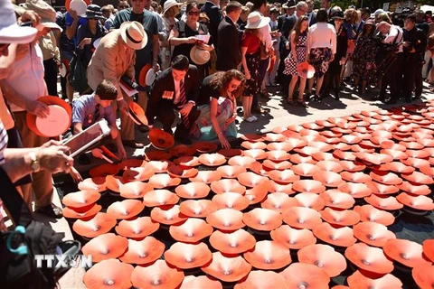 Các cựu chiến binh và đông đảo người dân tham dự lễ tưởng niệm những người thiệt mạng trong Chiến tranh thế giới thứ nhất tại Sydney, Australia ngày 11/11. (Ảnh: TTXVN phát)