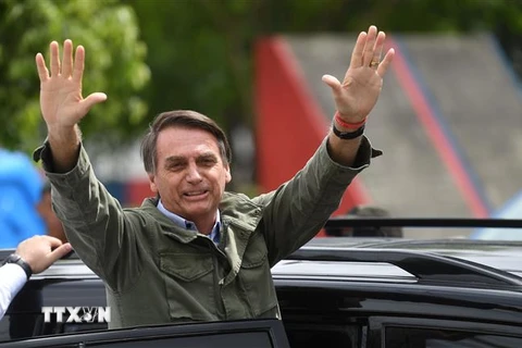 Tổng thống Brazil đắc cử Jair Bolsonaro vẫy chào những người ủng hộ trong cuộc bầu cử Tổng thống ở Rio de Janeiro, Brazil ngày 28/10/2018. (Ảnh: AFP/ TTXVN)