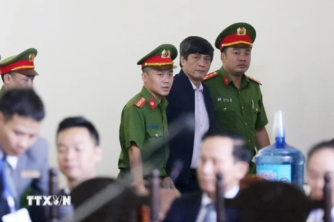 Bị cáo Nguyễn Thanh Hóa, nguyên Cục trưởng Cục Cảnh sát Phòng chống tội phạm sử dụng công nghệ cao được dẫn giải vào phòng chờ xét xử. (Ảnh: Trung Kiên/TTXVN)