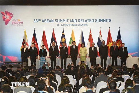 Thứ trưởng Bộ Công Thương Trần Quốc Khánh (thứ 5, trái sang) cùng đại diện các quốc gia thành viên ASEAN tại lễ ký thỏa thuận về thương mại điện tử ở Singapore ngày 12/11/2018. (Ảnh: THX/ TTXVN)